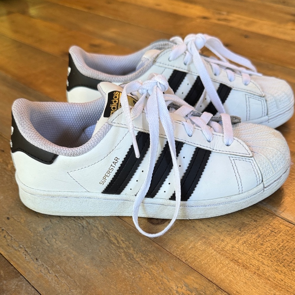 Adidas Kids superstar. Ortholite White and Black Sneakers size 2 girls EUC - Picture 4 of 7